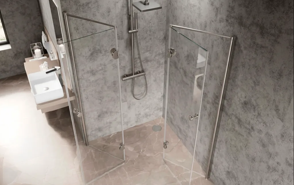 Oficina con divisiones y puertas de cristal.